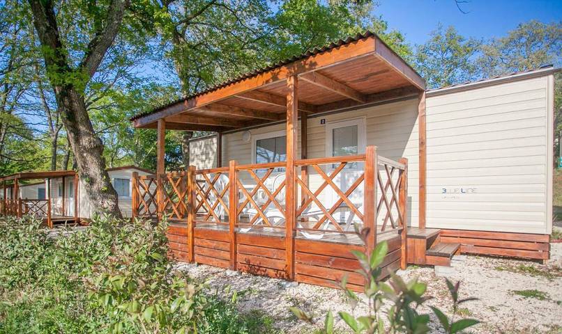 Camping pour 5 personnes, avec Terrasse et Jardin ainsi que Bassin pour enfant et Piscine à Funtana