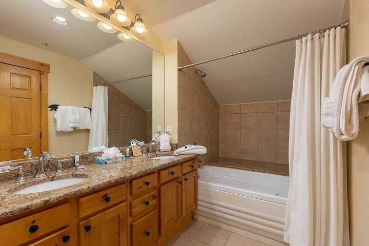 Vacation rental for 12 people, with pool and hot tub as well as terrace in Keystone