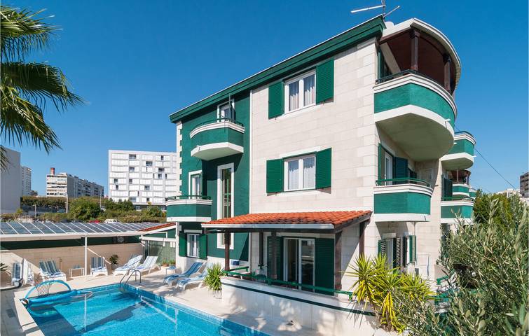 Encantador apartamento de 1 dormitorio con piscina, wifi y acceso a la playa a 400 metros in Split, Condado de Split-Dalmacia