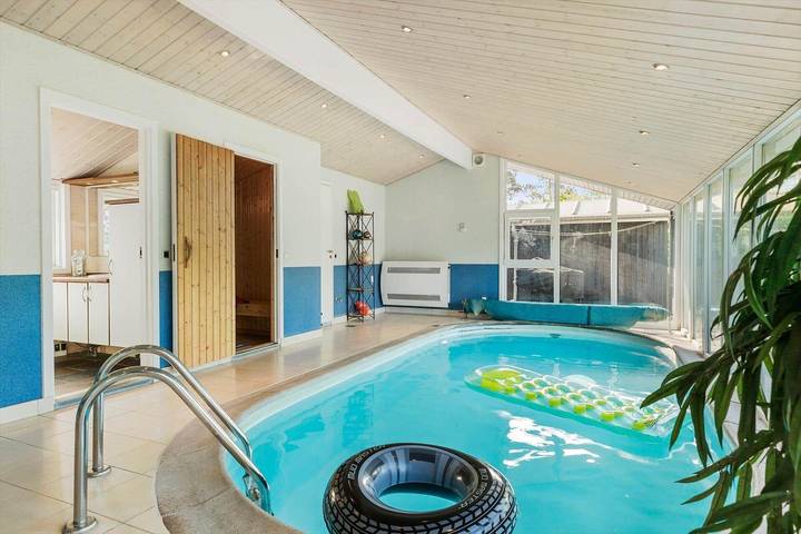 Ferienhaus für 10 Personen, mit Terrasse und Pool sowie Sauna in Bratten