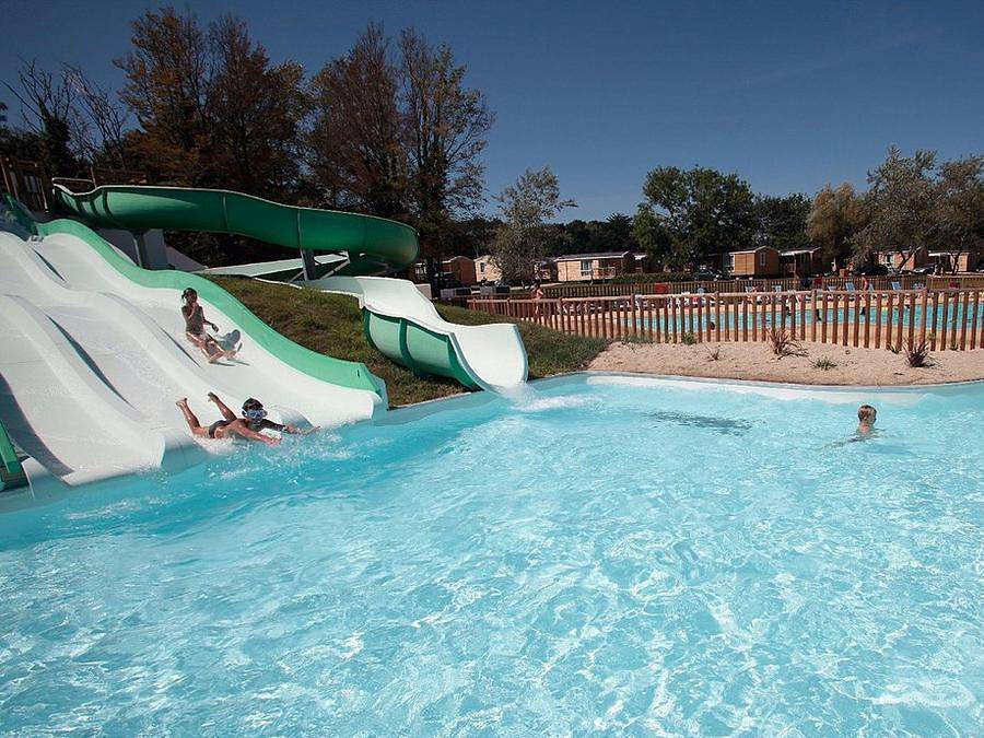 Flower Camping le Vorlen - Stacaravan 4 personen - Pmr Standaard Hout 24m² 2 kamers + Tv + Terras in Fouesnant, Côte de Cornouaille