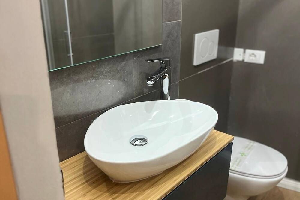 Business room & private bathroom in Lavis, Fleimstaler Alpen