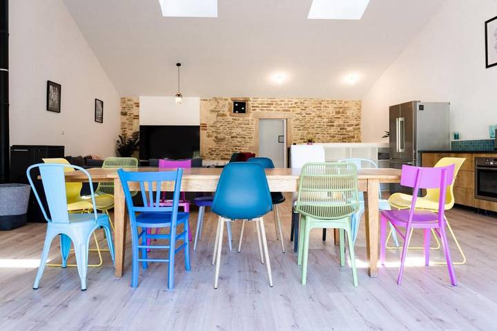 Location de vacances pour 13 personnes, avec jacuzzi et piscine ainsi que terrasse et jardin, animaux acceptés à Prissé