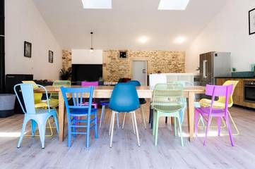 Location de vacances pour 13 personnes, avec jacuzzi et terrasse ainsi que jardin et piscine, animaux acceptés à Prissé