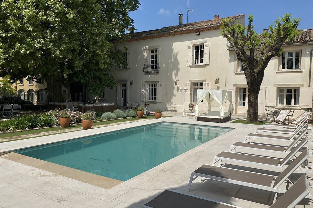 Renovated, spacious Les toiles à Elise mansion with swimming pool in Saint-Geniès-de-Comolas, Nimes region