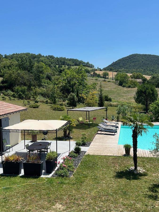 Location de vacances pour 3 personnes, avec Terrasse et Jardin ainsi que Piscine et Vue à Crest