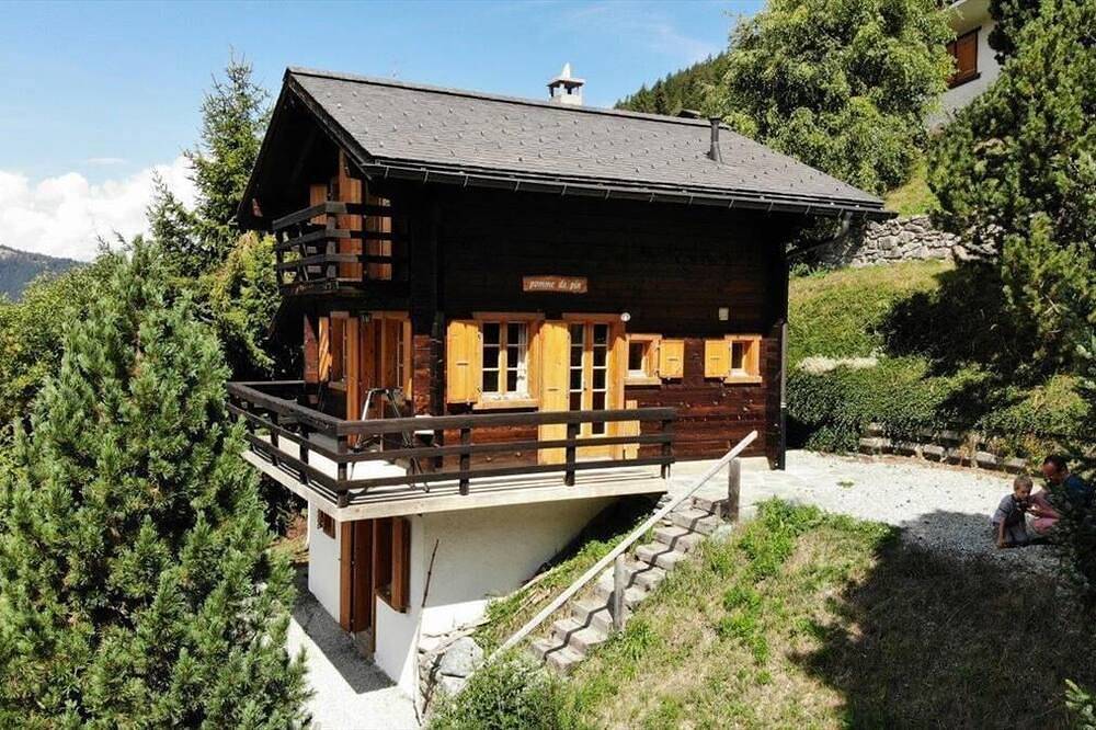 Sympathique studio avec terrasse, jardin situé au rez-de-chaussée d'un chalet individuel, idéal pour in Saint Luc, Anniviers