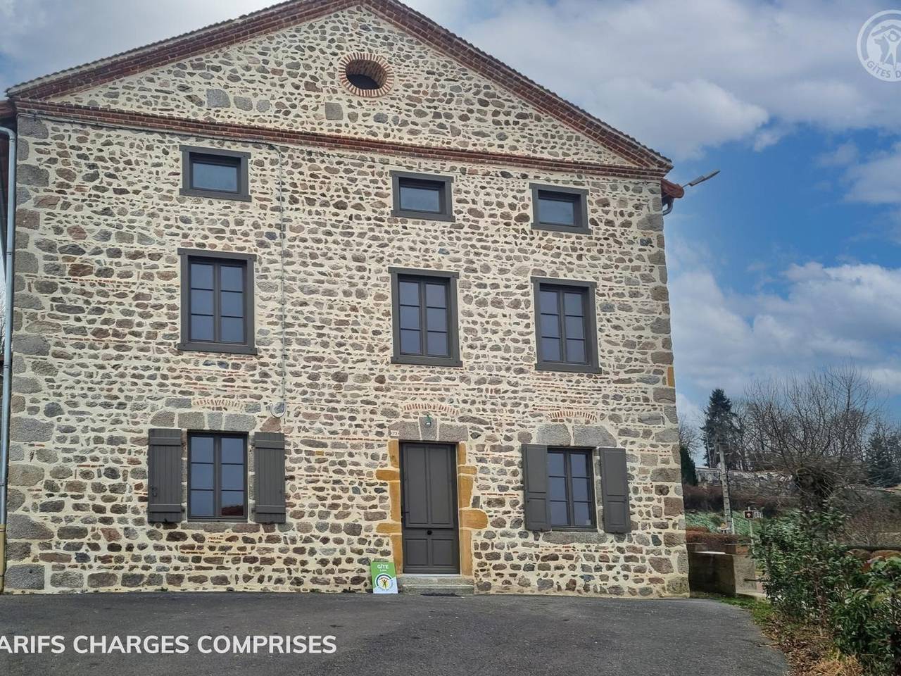 Spacious Cottage in Crozet - Pets Allowed and Wifi in Le Crozet, Roanne region