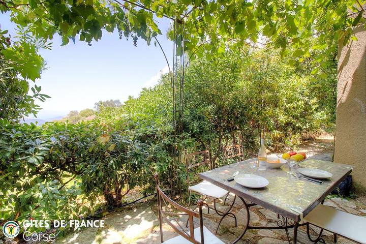 Gîte pour 3 personnes, avec Terrasse ainsi que Jardin et Vue à Lama