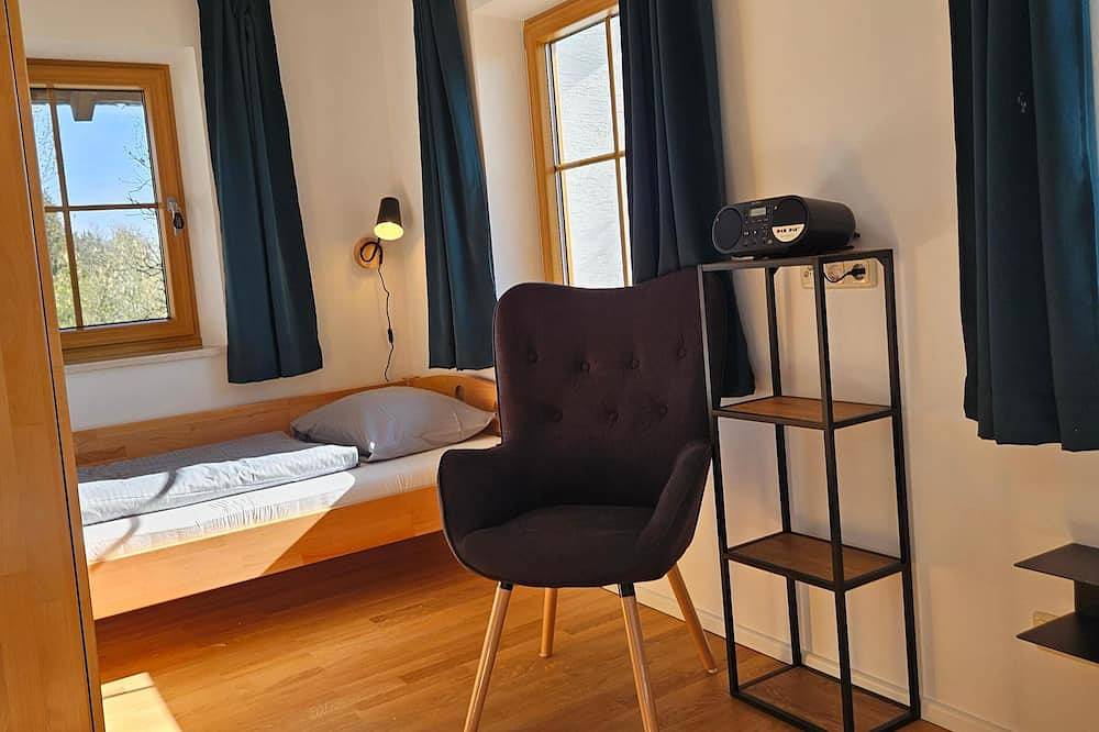 Ganze Wohnung, Ferienwohnung Hochfelln, 3-Sterne mit 55 qm bis 4 Pers. in Gollenshausen am Chiemsee, Gstadt am Chiemsee