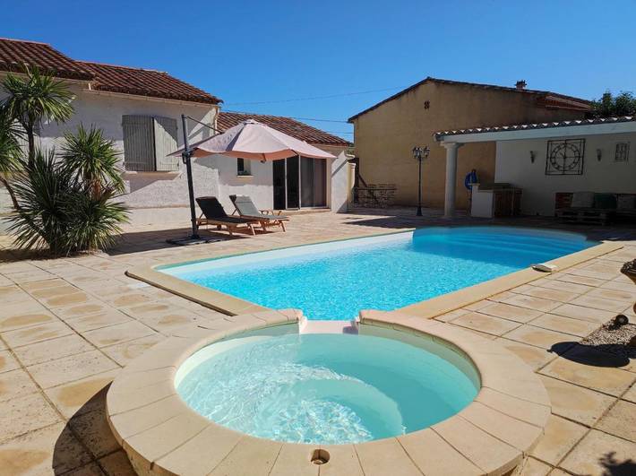 Location de vacances pour 6 personnes, avec jardin ainsi que piscine et jacuzzi à Montaren-et-Saint-Médiers