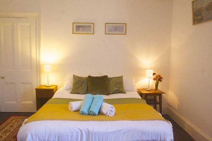 Luxurious, spacious, sunny town house 3 mins walk to the sea. in Penzance, Cornwall