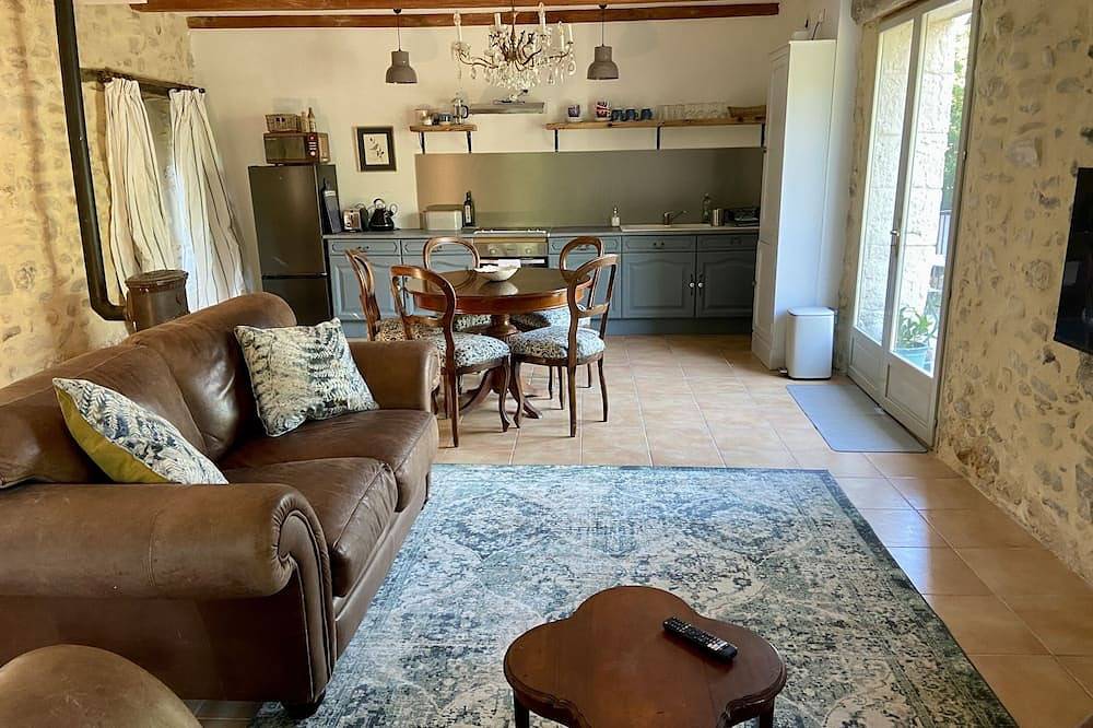 Appartement entier, Appartement de vacances indépendant avec jardin privé in Meyrannes, Parc national des Cévennes