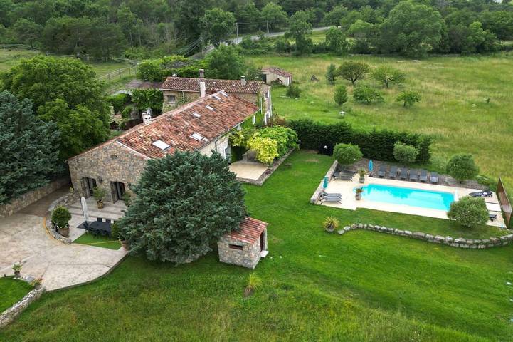 Location de vacances pour 16 personnes, avec Terrasse et Jardin à Ampus