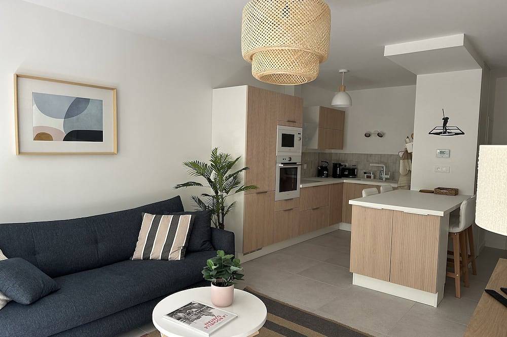 Entire apartment, Apartment with terrace + private parking in La Rochelle, La Rochelle region