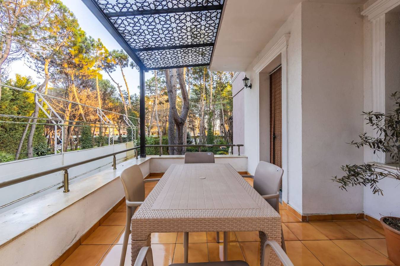 Ganze Wohnung, Pine & Sea Retreat in Qerret in Golem, Albanien