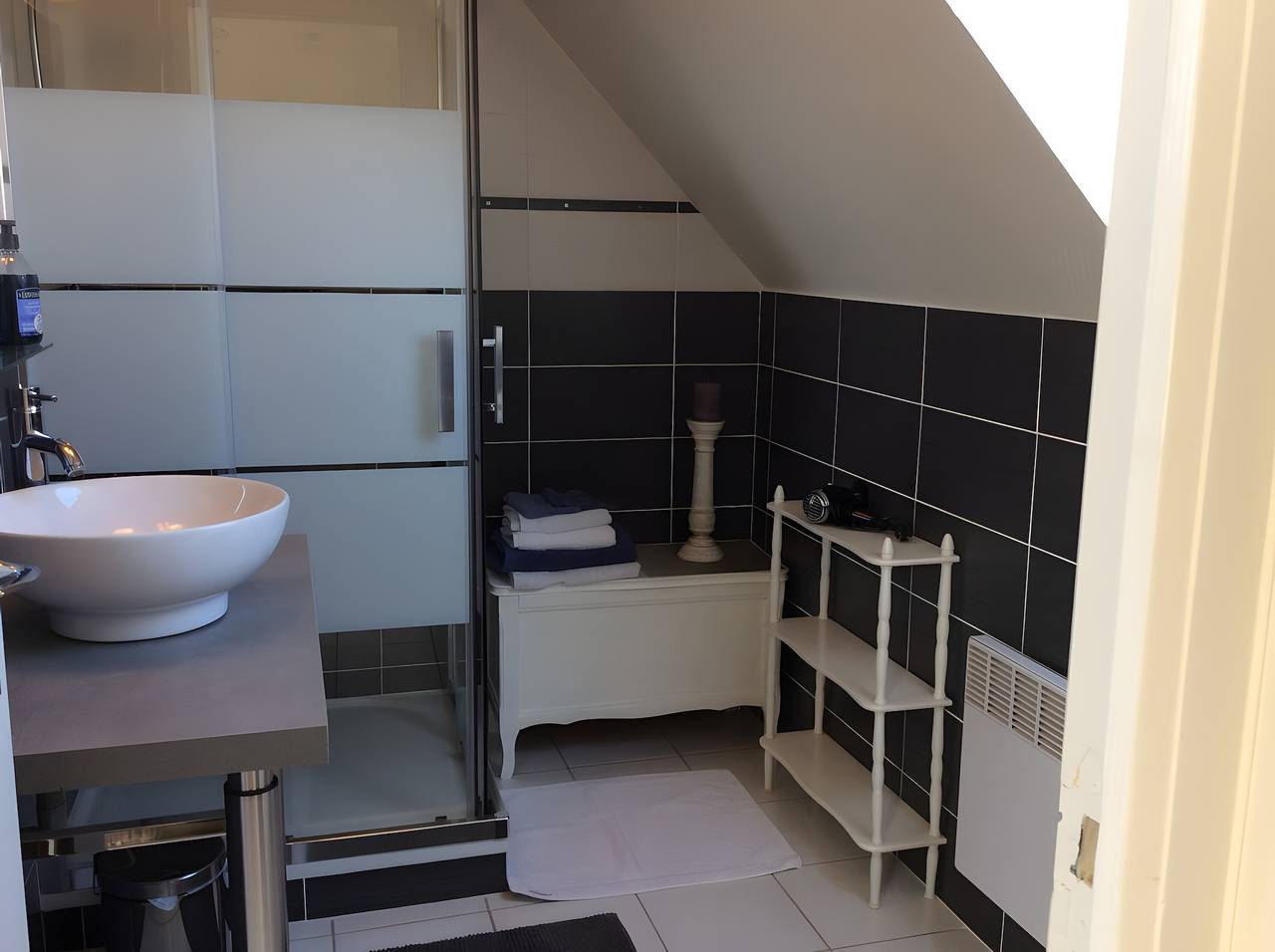 Bed and Breakfast 'La Chambre Bleue' with Shared Terrace, Shared Garden and Wi-Fi in Lanhouarneau, Morlaix region