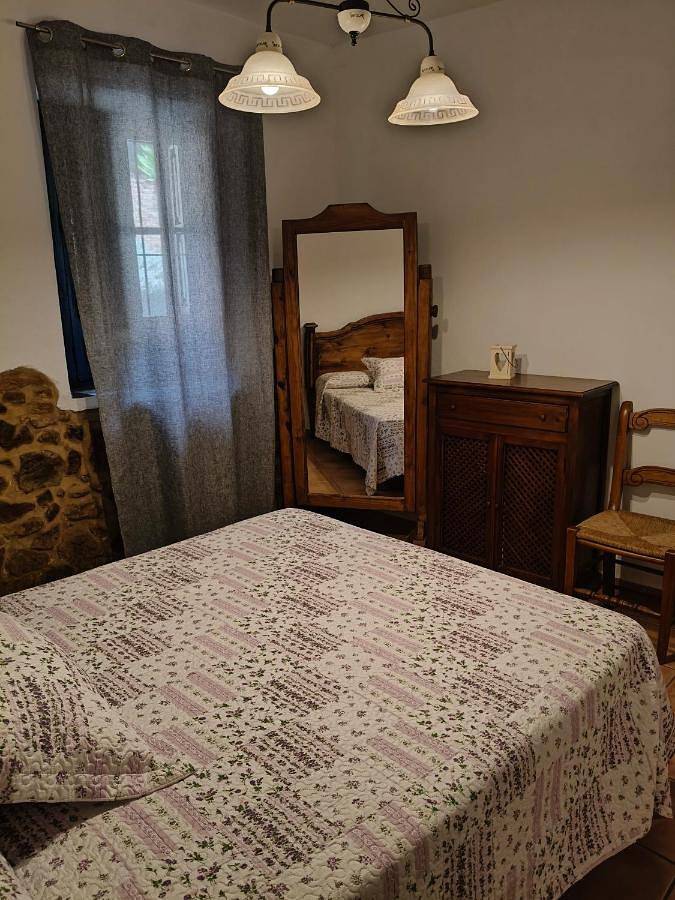 Apartamento para 4 personas, con vistas además de jardín y piscina, Se admiten mascotas en Almonaster la Real