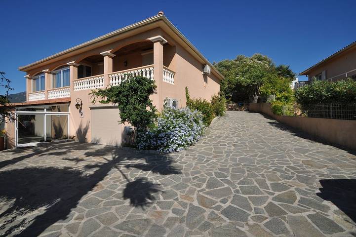 Villa für 4 Personen, mit Terrasse und Garten - 1