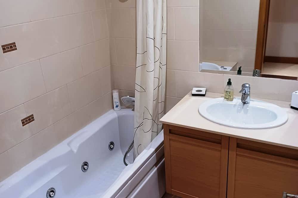 Apartamento inteiro, Grande Apartamento Moderno E Muito Bem Localizado Com Terraços E Churrasqueira in Loulé, Loulé (São Sebastião)