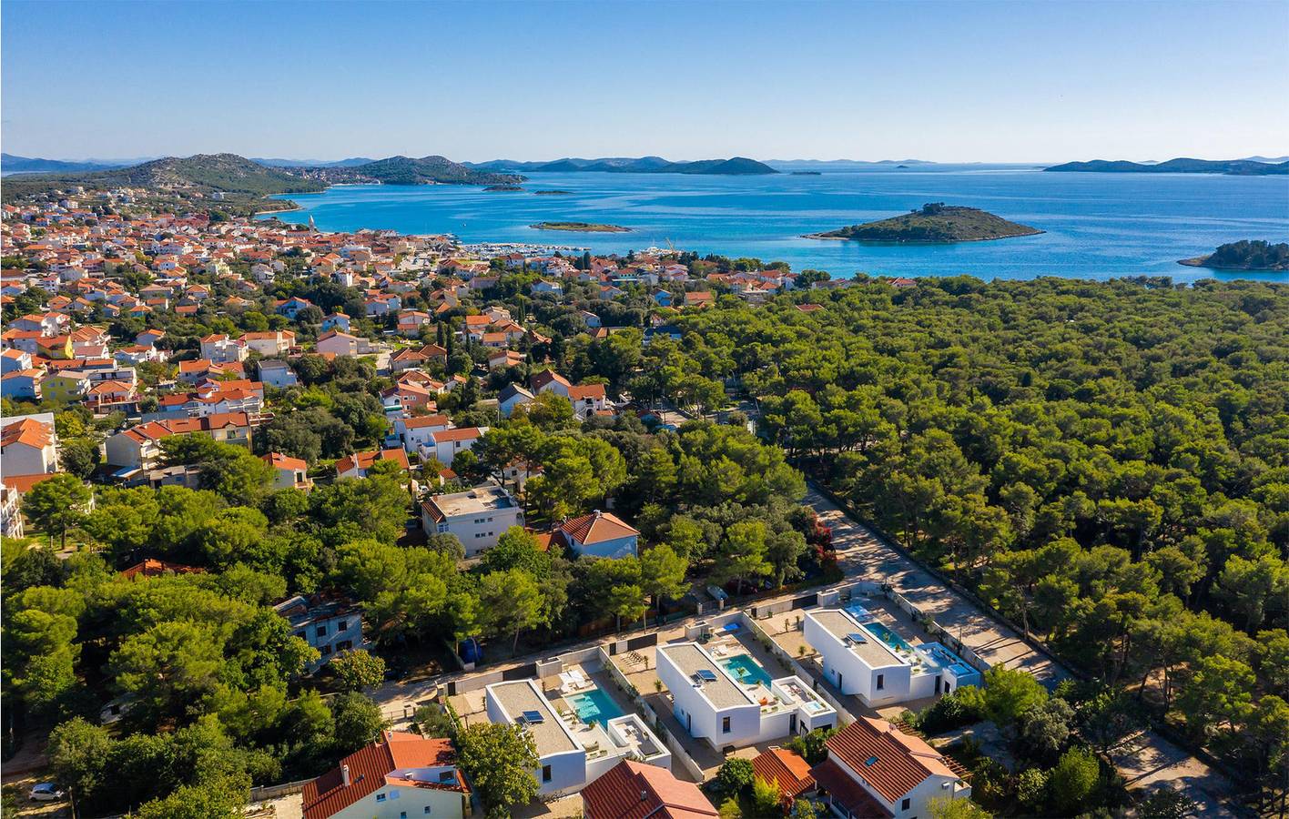Gemütliche 250 m² große Ferienwohnung mit Pool, WLAN und Küche – 1,5 km vom Strand entfernt in Pakostane, Zadar