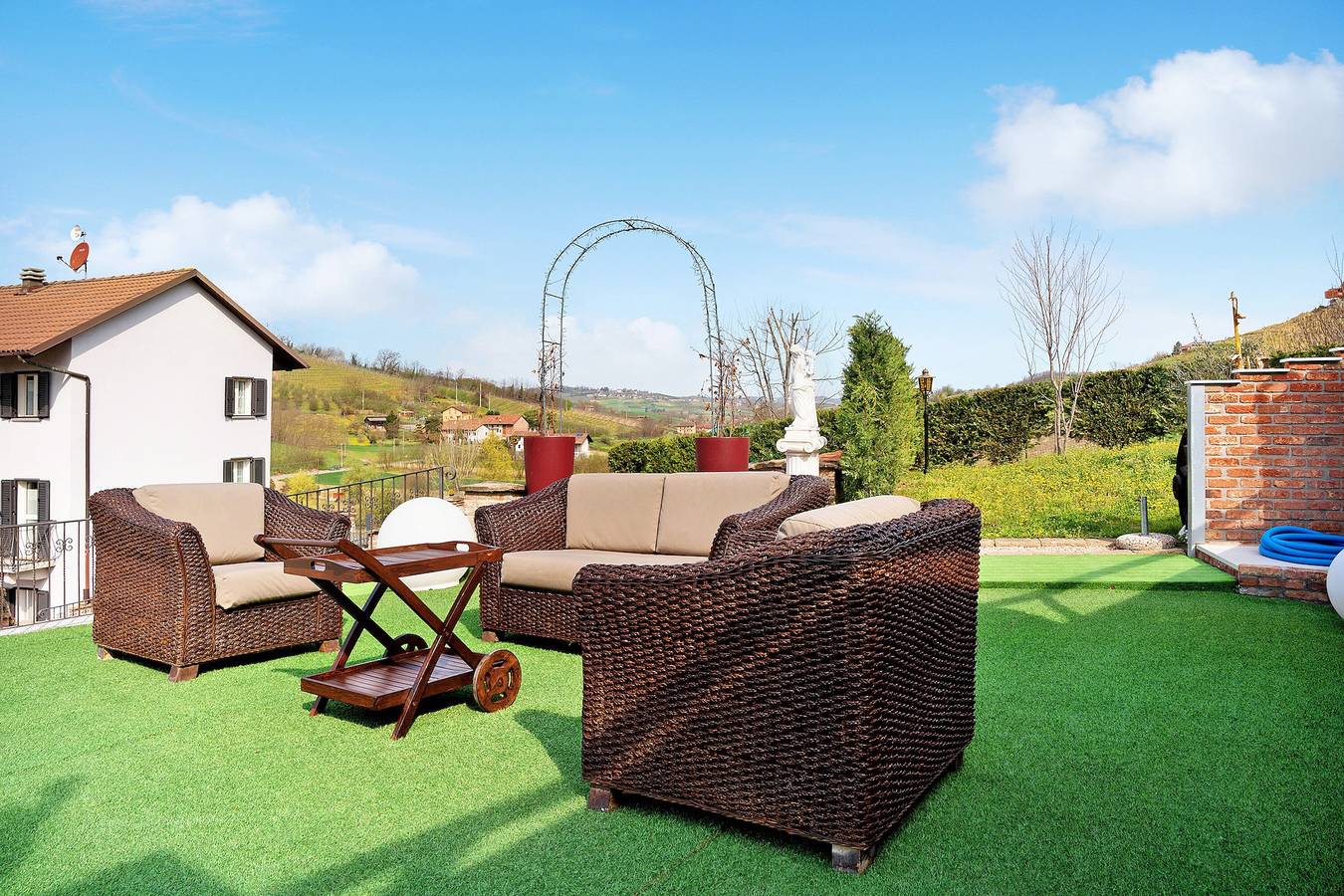 Casa vacanze "Sweet Life" con piscina condivisa, terrazza privata e Wi-Fi in Priocca, Langhe