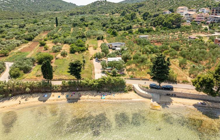 Apartment mit Meerblick, Pool, Terrasse und WLAN – 2,5 km vom Strand entfernt in Tkon, Pasman