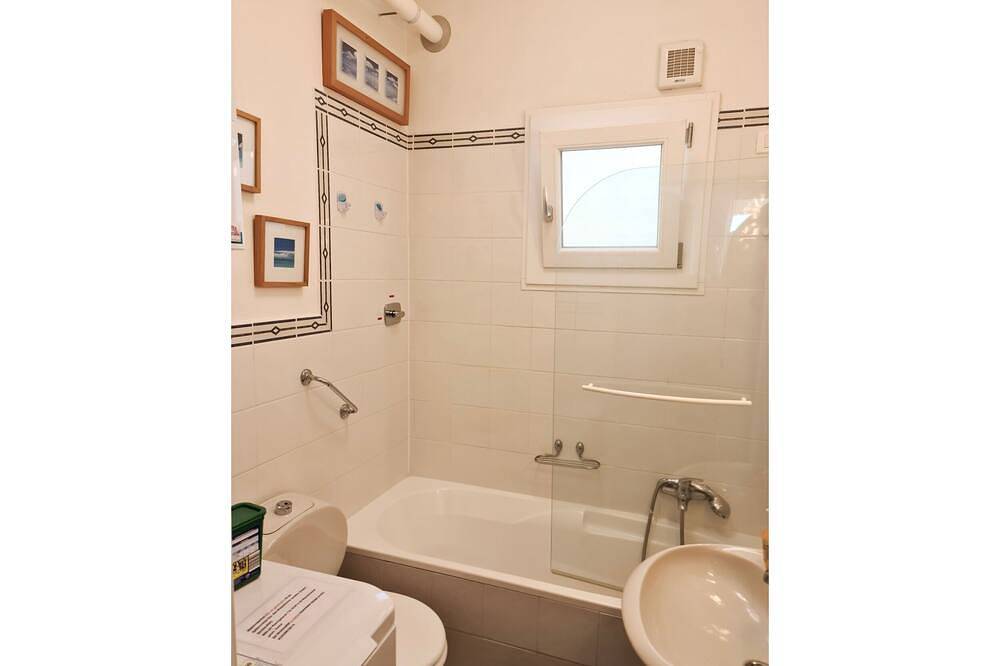 Ganze Wohnung, Attraktive 3½-Zimmer-Wohnung mit 2 Balkonen, Pool und Traumseesicht in Susello, Ghiffa