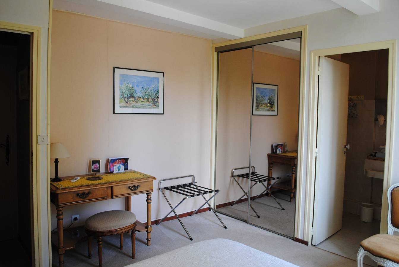 Mas de Bouvau: Zimmer 2 Olea mit Wlan und Klimaanlage in Violès, Vaucluse