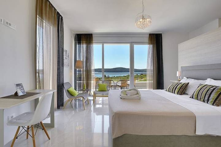 Elegante villa ***** con piscina, pianoforte, a 200 m dal mare, ottima posizione, ristoranti, bar in Pula-Medulin, Pomer