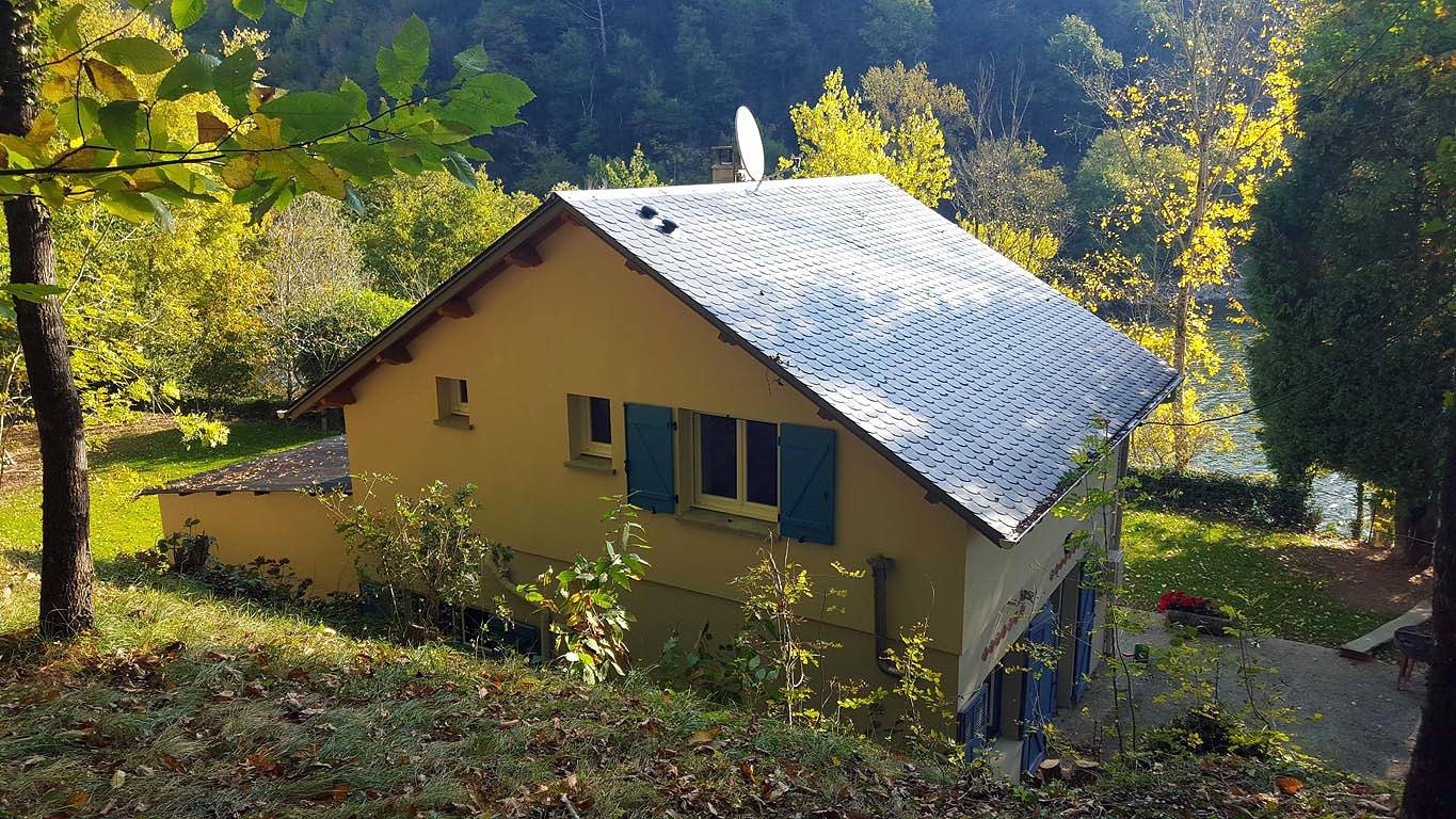 Maison en bordure Lac Castelnau-Lassouts (Cabanac) in Sainte-Eulalie-d'Olt, Parc naturel régional de l'Aubrac