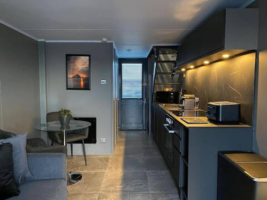 Entire apartment, Seascape - Floating Home at Brighton Marina with free Parking in Brighton Marina, Brighton