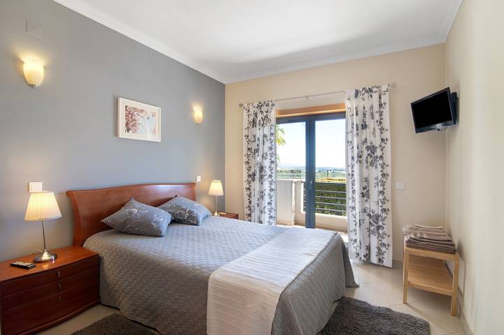 Entire apartment, 1-Bedroom Apartment Quinta do Pinheiro Residence with A/C, Pool & Wi-Fi in Albufeira e Olhos de Água, Faro District