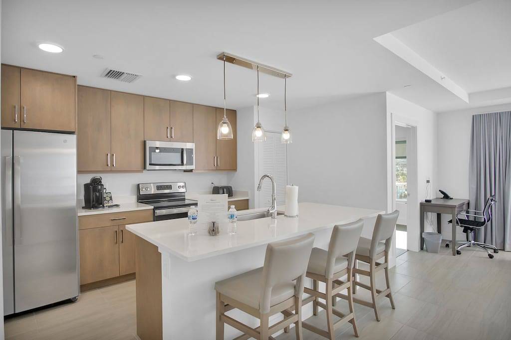 Ganze Wohnung, New Charmin Condo Hotel Suite on the Beach in Clearwater Beach, Clearwater