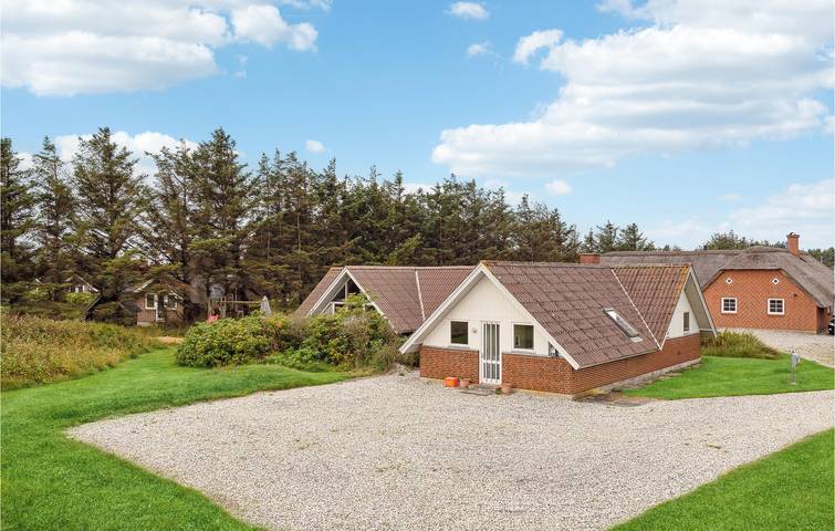 Ferienhaus für 8 Personen, mit Whirlpool und Terrasse sowie Garten und Pool in Klegod