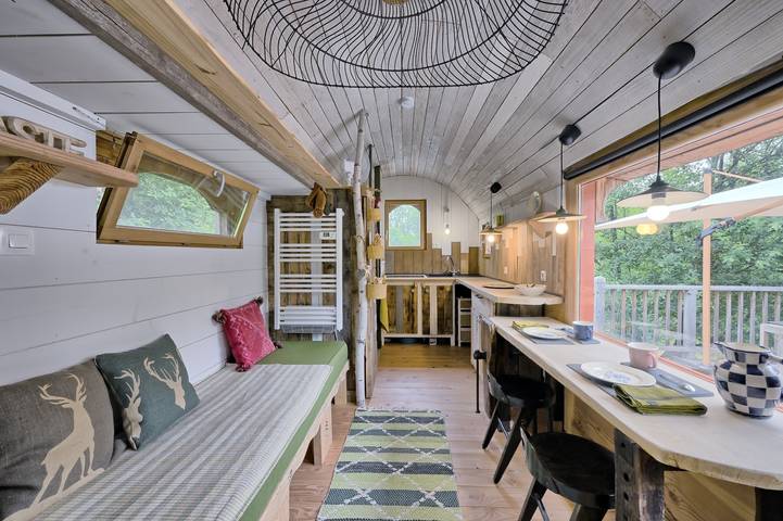 Ganze Ferienwohnung, Tiny Home 'Roulotte Appoline' mit Bergblick, privater Terrasse und eigenem Garten in Arrien-en-Bethmale, Parc naturel régional des Pyrénées ariégeoises
