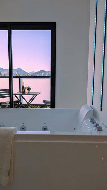 Gîte pour 2 personnes, avec vue et terrasse à La Trinité