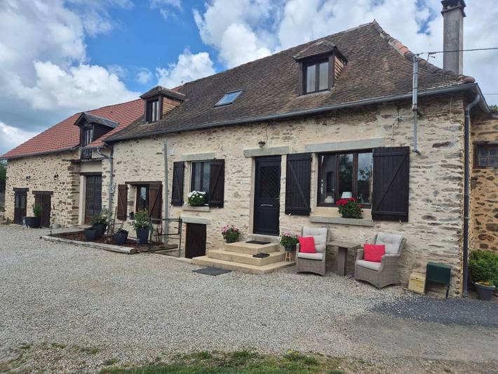 Location de vacances pour 2 personnes, avec jardin et piscine ainsi que vue et terrasse à Benayes