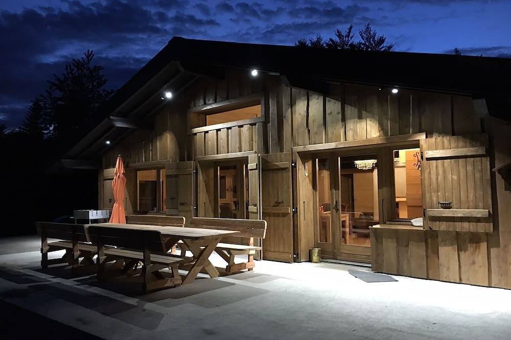 Chalet de 4 estrellas entre lago y montaña, jacuzzi, sauna, frente a las pistas. in Habère-Poche, Thonon-les-Bains region