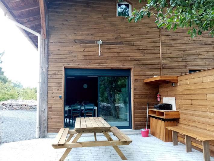 Gîte pour 4 personnes, avec terrasse ainsi que piscine et jardin, animaux acceptés