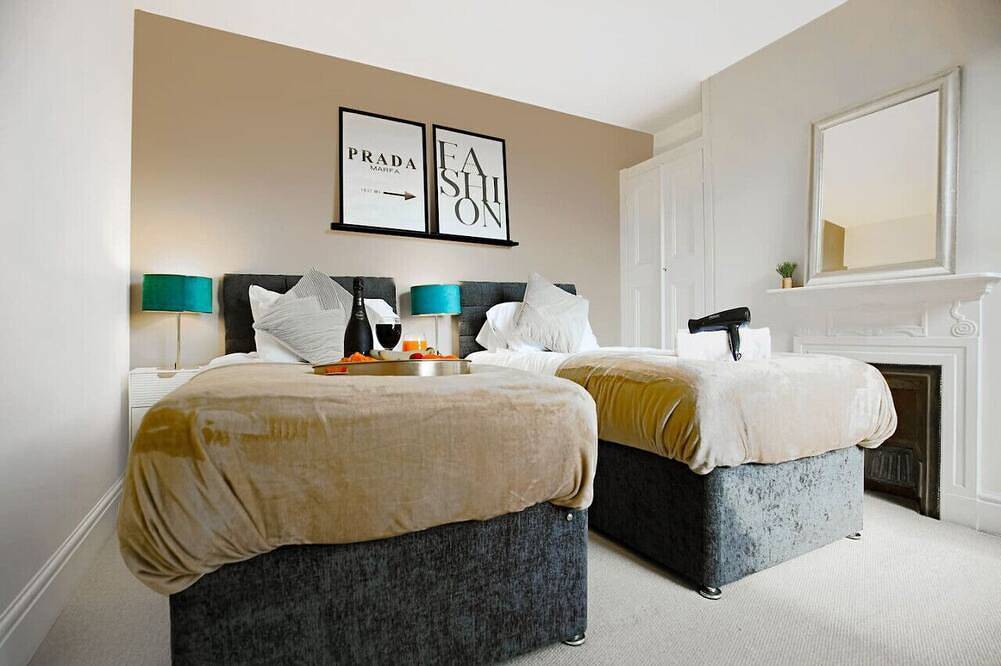 Spacious House • Central Location • Pool Table • Smart Tv • Free Parking in Northampton, Northamptonshire