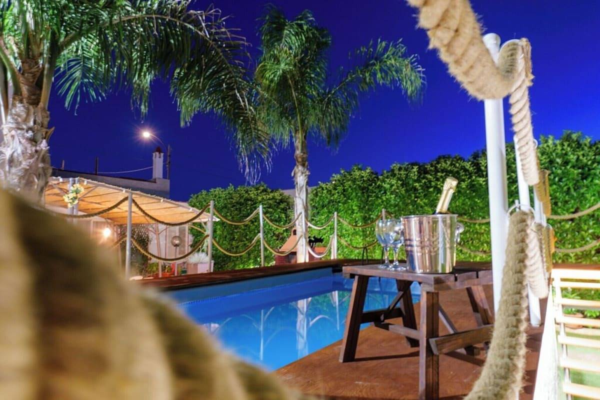 Entire apartment, Apartment 'Casa Aurora Luxury' with Shared Pool, Wi-Fi and Air Conditioning in Giuggianello, Lecce Province