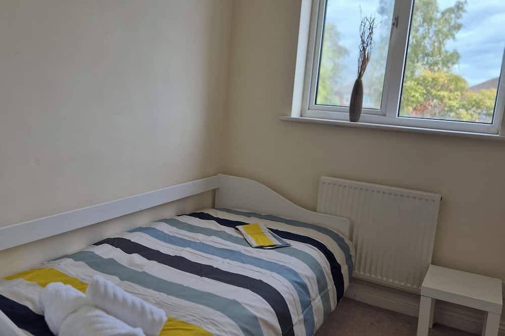 3 Bedroom House with 2 bathrooms, large lounge and a sunny conservatory in Aylesbury, Chiltern Hills