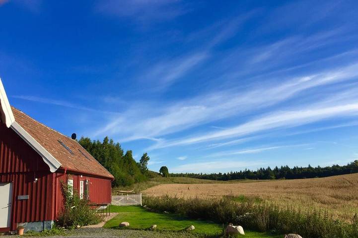 Vacation rental for 6 people, with sauna and yard as well as terrace and hot tub, with pets in South Sweden