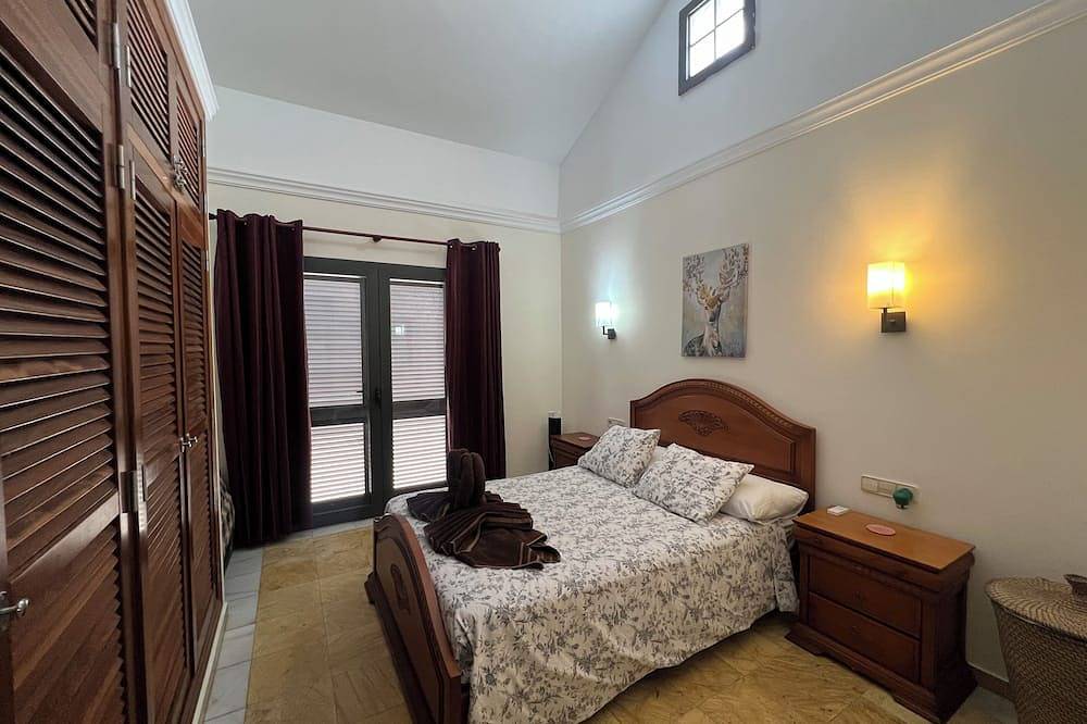 Casa Bonita, Faro Park villa with private pool in Montaña Roja, Yaiza