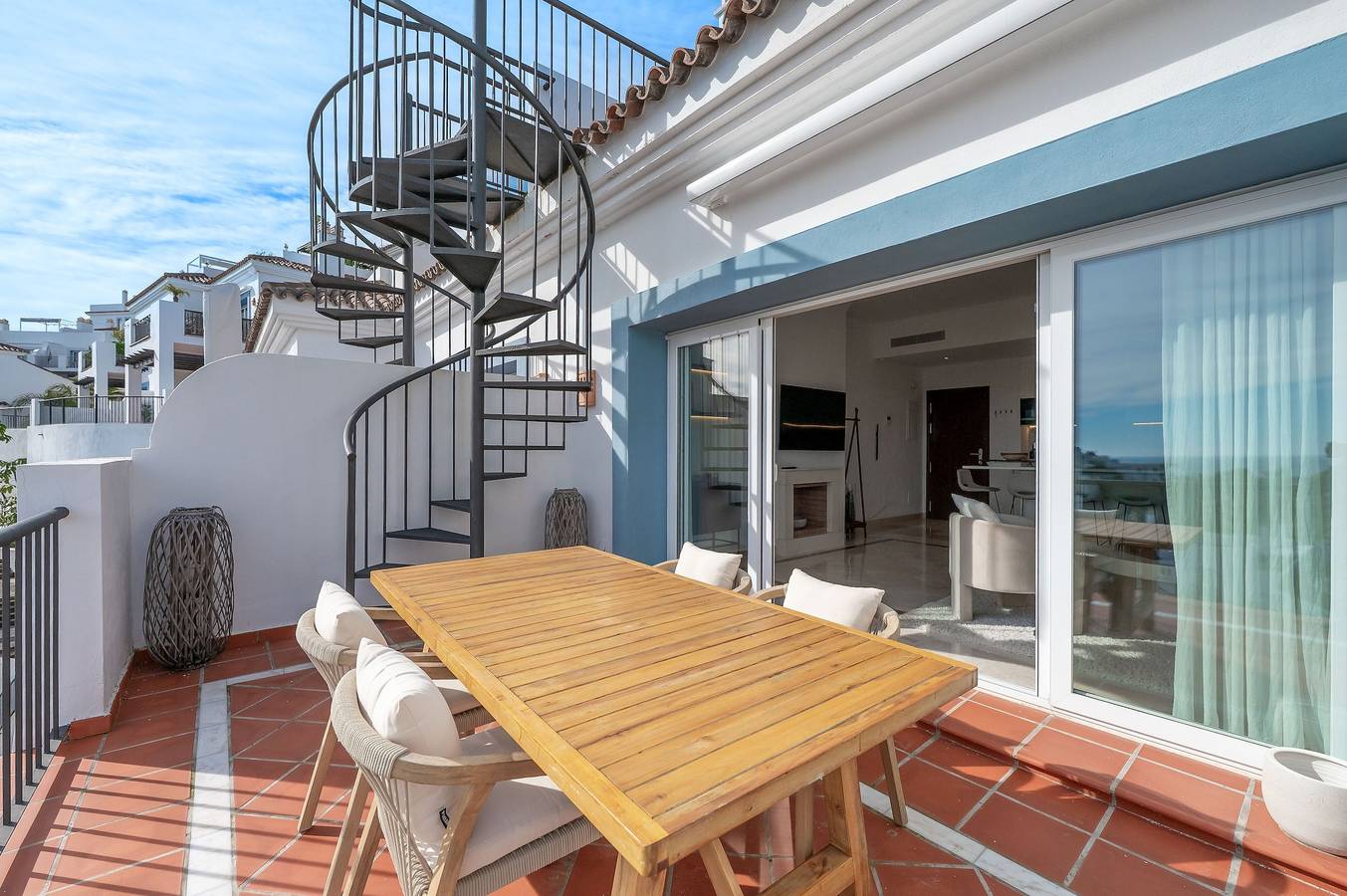 Ganze Wohnung, Apartment „Paraiso Pueblo“ mit Meerblick, Wlan und Klimaanlage in El Paraiso Golf Estepona, Benahavís