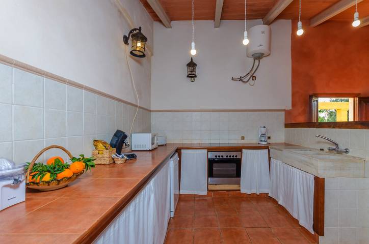Villa for 5 people, with terrace and garden as well as pool in