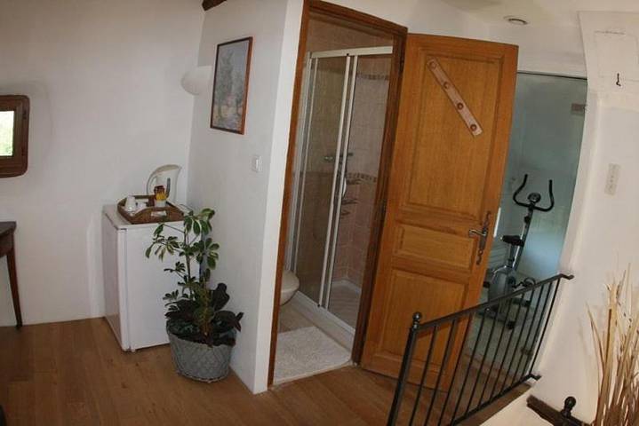 Chambre d’hôte pour 3 personnes, avec Terrasse ainsi que Jardin et Piscine à Entrechaux
