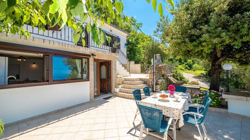 Villa pour 4 personnes, avec jardin et terrasse dans Rab