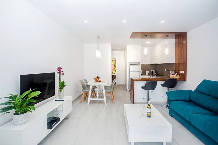 Entire apartment, Charming Holiday Apartment “Apartamento Maite” with Sea View, Pool, Wi-Fi, Terrace & Garden; Parking Available in Arenal d'en Castell, Es Mercadal